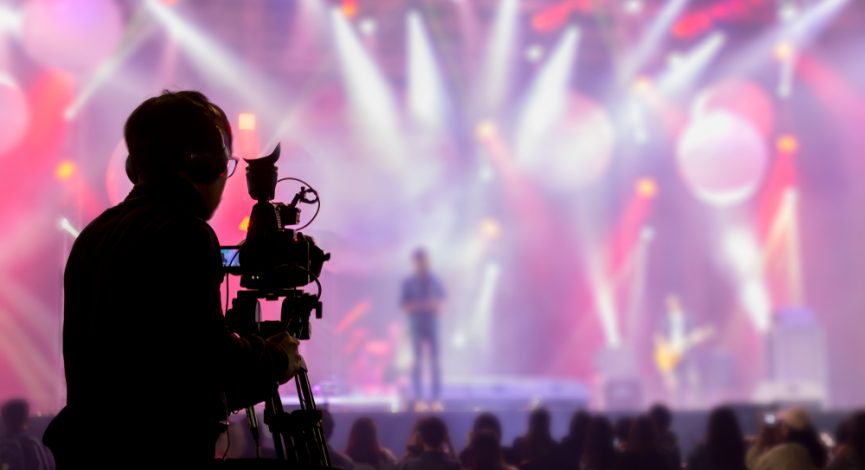 The,Filmmaker,Is,Recording,And,Broadcasting,Live,Concerts,On,Camcorders.